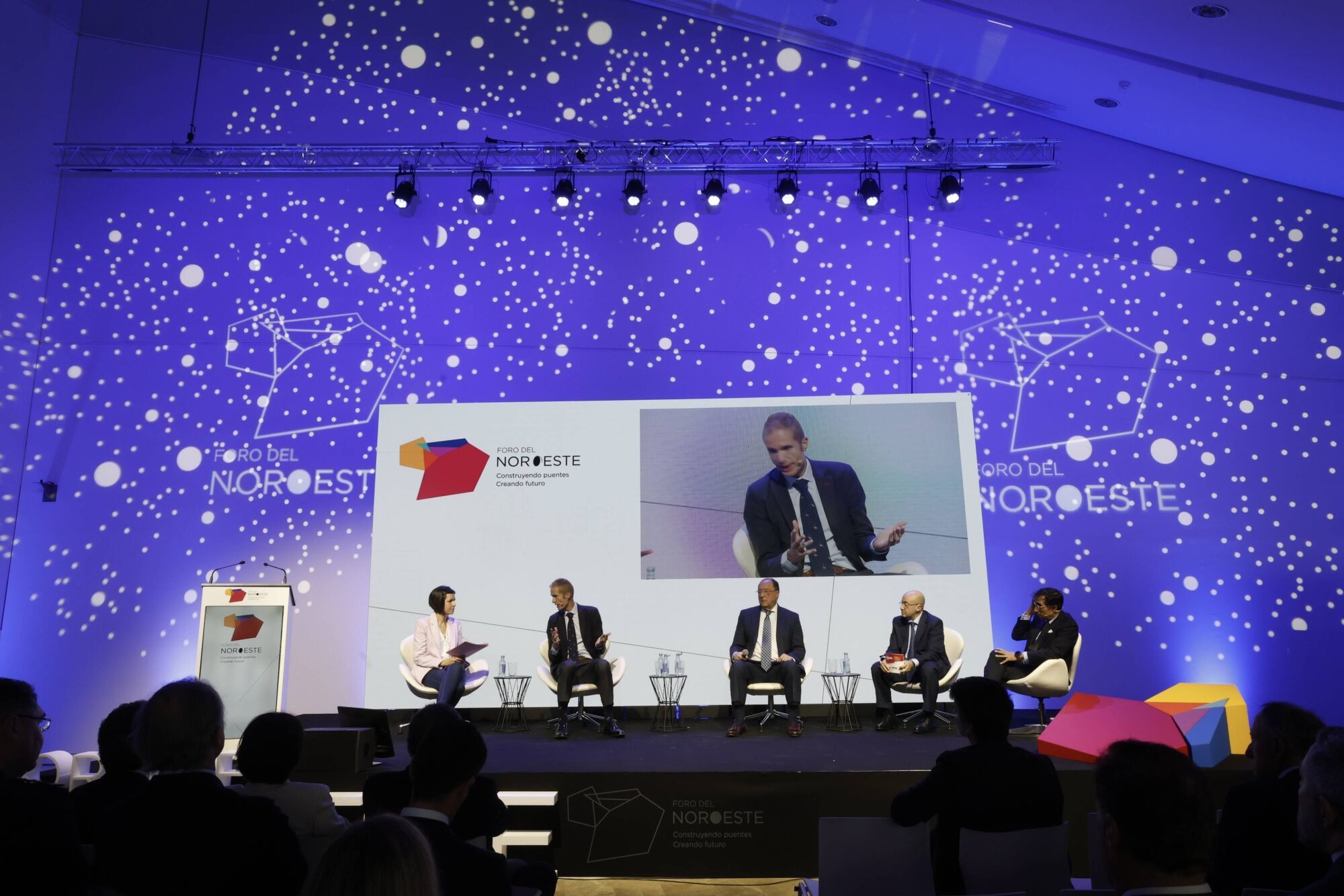 Un momento de la mesa redonda “Visiones para el futuro agroalimentario” con José Armando Tellado, de Central Lechera Asturiana, Carlos Moro, de Matarromera, José Manuel Ferreño, de Vegalsa Eroski y José Cabanas, de Hijos de Rivera. Modera Covadonga Jiménez de La Nueva España.