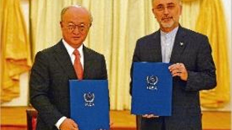 Yukiya Amaro i Ali Akhbar Salehi firmant el full de ruta nuclear.