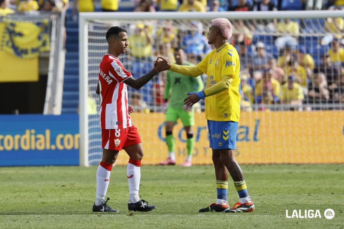 Viera saluda a Araujo.