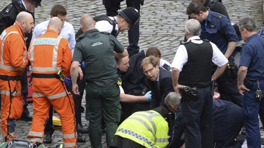 Tobias Ellwood, el diputado que intentó reanimar al policía, convertido en héroe para los británicos