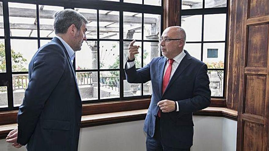 Fernando Clavijo y Antonio Morales durante la visita a la Casa Fuentes, que albergará la London School of Economics.