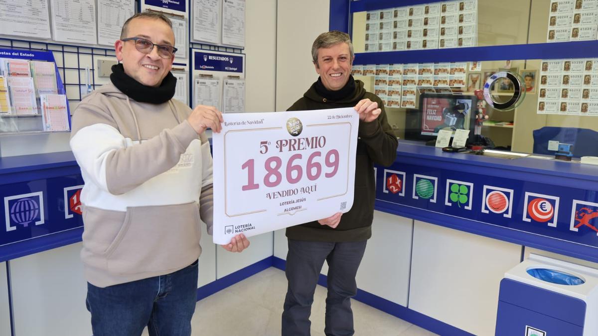 Jiménez sostiene el cartel que anuncia la venta del quinto premio.