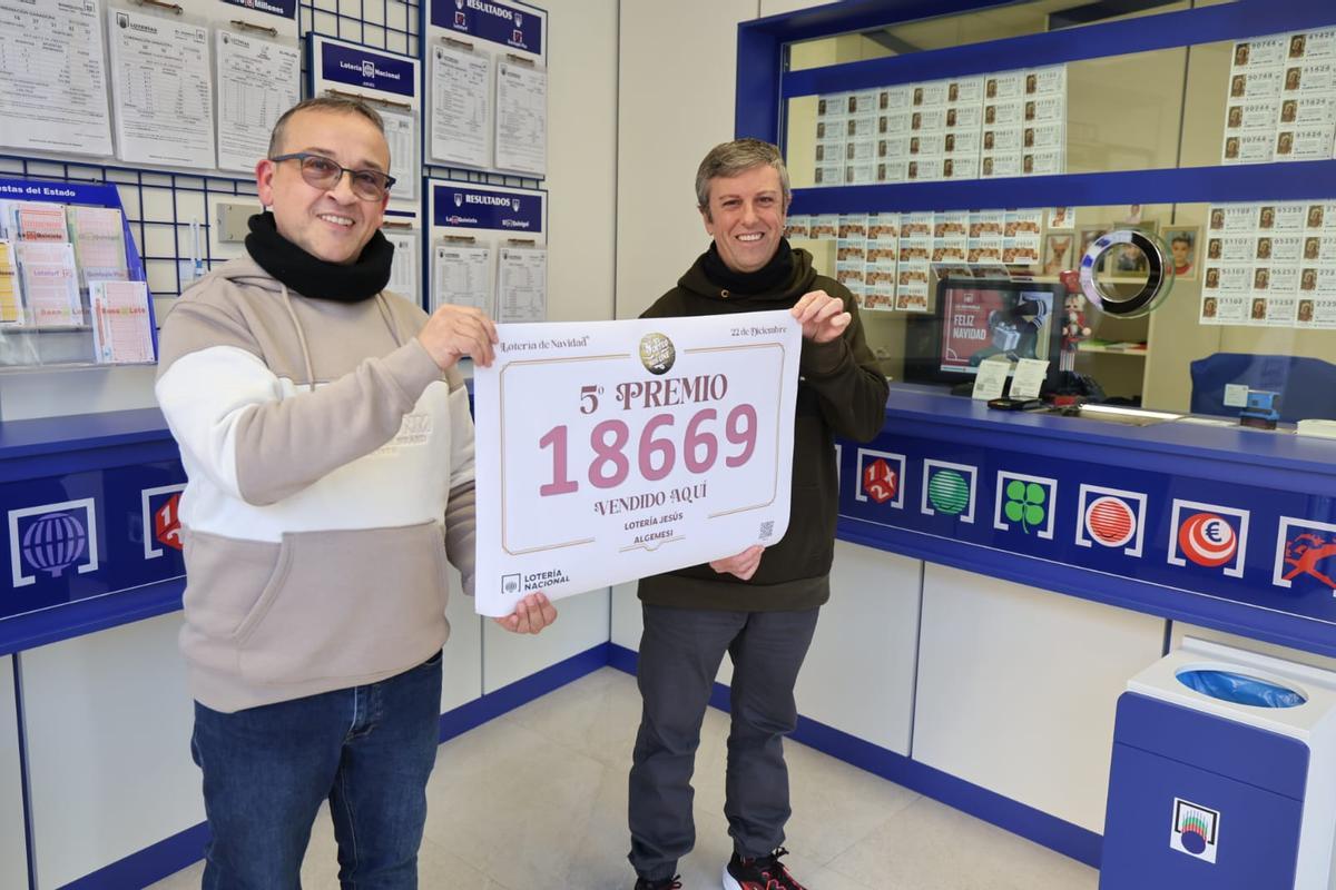 Jiménez sostiene el cartel que anuncia la venta del quinto premio.