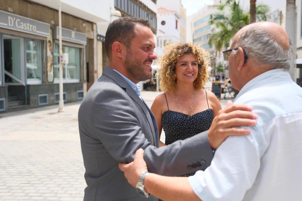 El alcalde de Arrecife, Yonathan de León, y la concejala de Comercio y Turismo, Eli Merino, en La Plazuela, lugar donde han abierto nuevos establecimientos comerciales