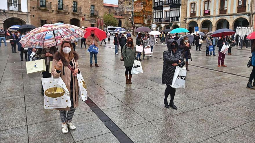 La movilización de ayer de los ambulantes y los comerciantes avilesinos en la plaza del Ayuntamiento.