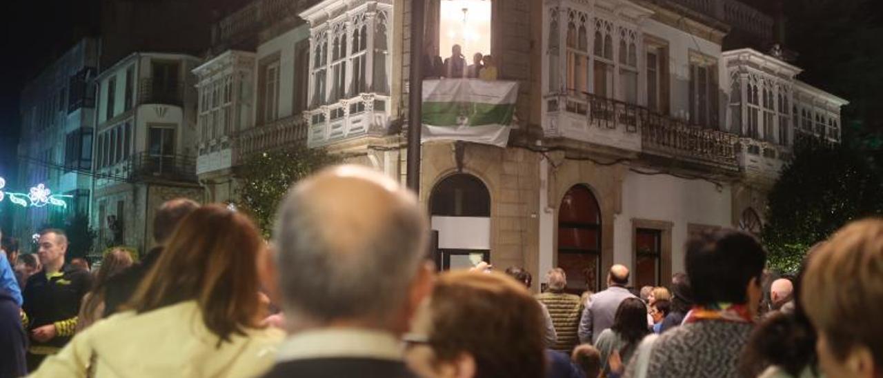 Un instante del pregón ofrecido anoche por Xoán Carlos García Porral desde el balcón de la Casa de Don Álvaro. |   // BERNABÉ/BÁRBARA CUÍÑA