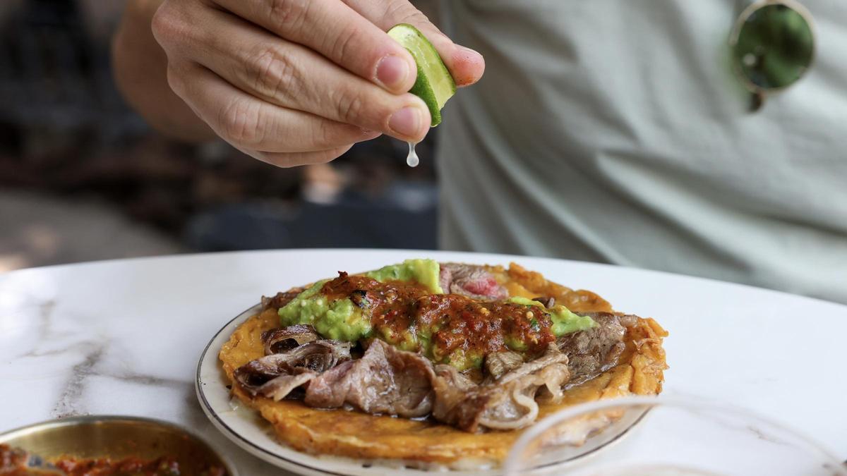 El famoso taco de 'rib eye' de La Once Mil.