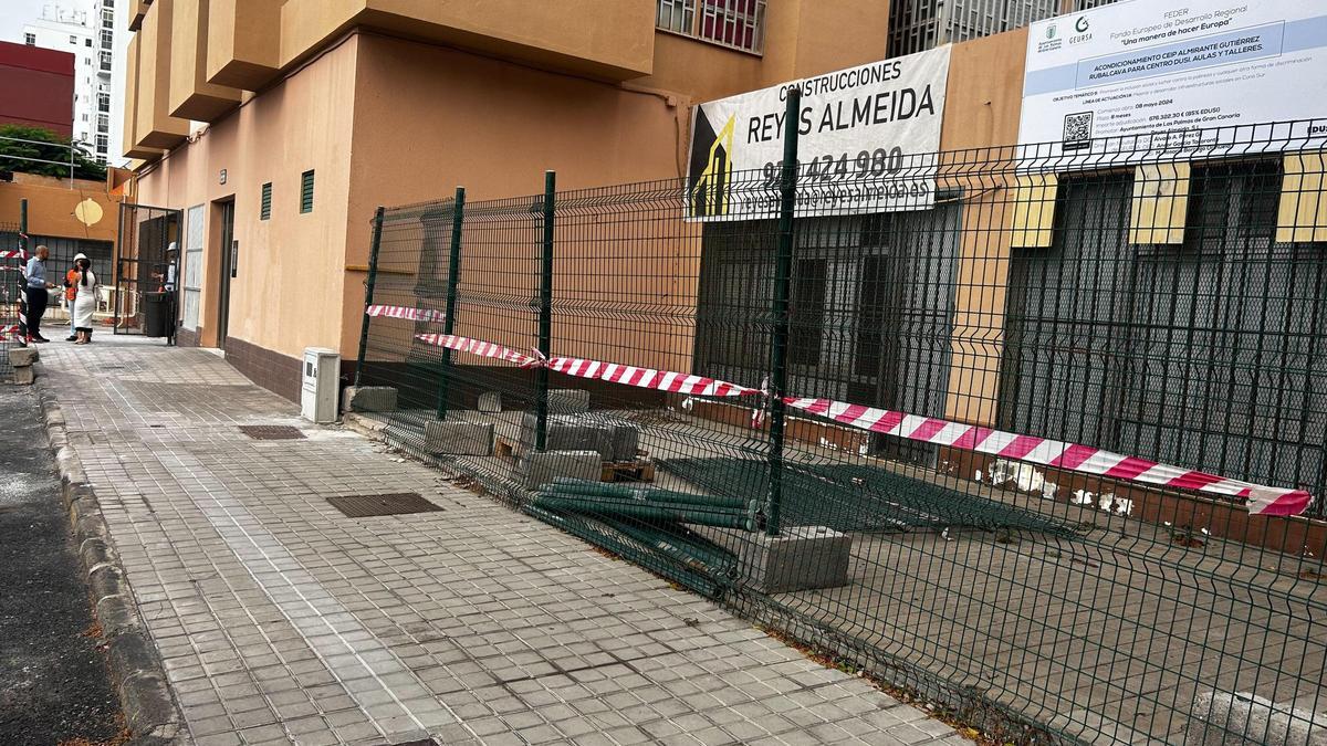 Fachada del antiguo Colegio Almirante Gutiérrez Rubalcava y futura sede de los Servicios Sociales del Cono Sur de la capital.