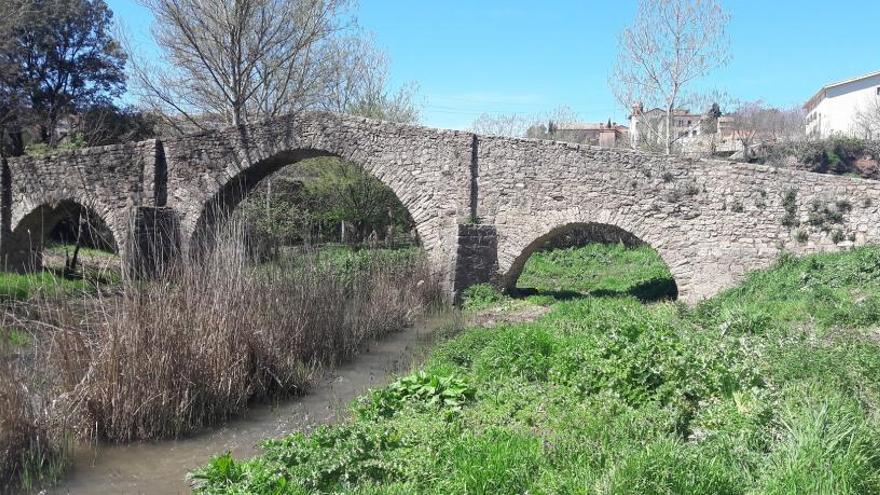 El Pont Vell d´Avinyó es va construir el segle XIV i s´alça per damunt de la riera de Relat