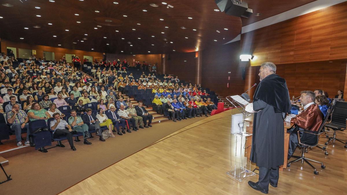 Acto de clausura del curso académico en la Universidad Miguel Hernández de Elche, en el que se recordó al estudiante fallecido Javier Gómez.
