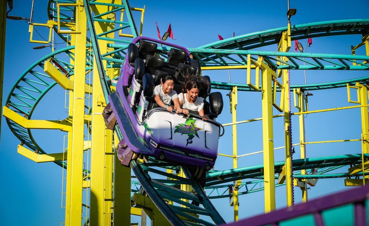 Dos niñas disfrutan de una de las atracciones del ferial durante la Feria de San Juan del año pasado.