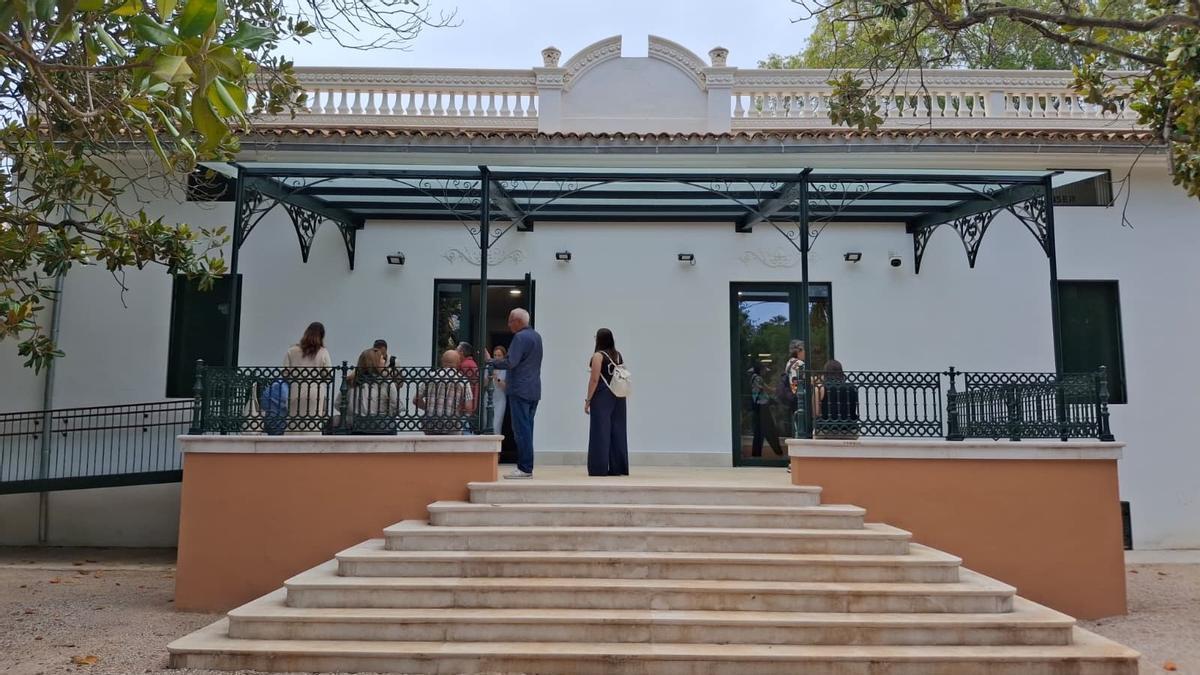 El porche de forja de la entrada principal a la casa de Torrecremada