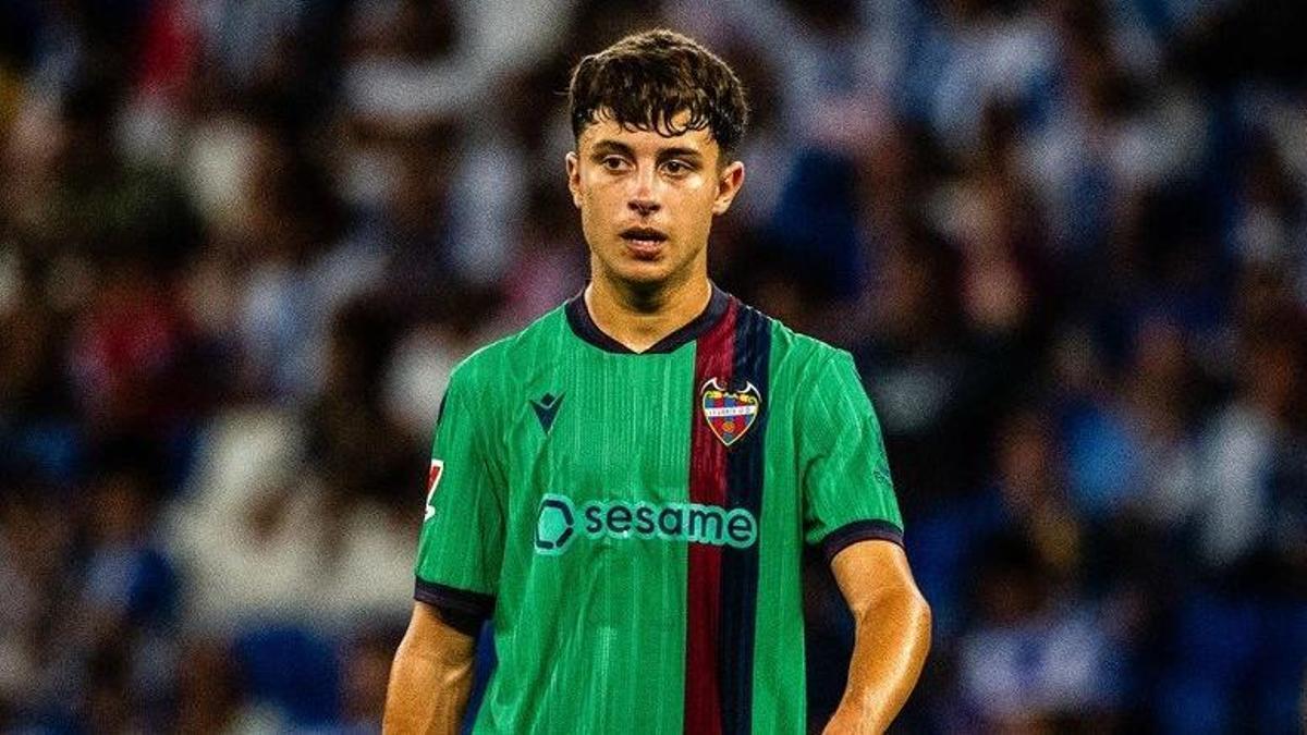 Marc Santos, de 15 años, en su debut con el Levante en Cornellà.