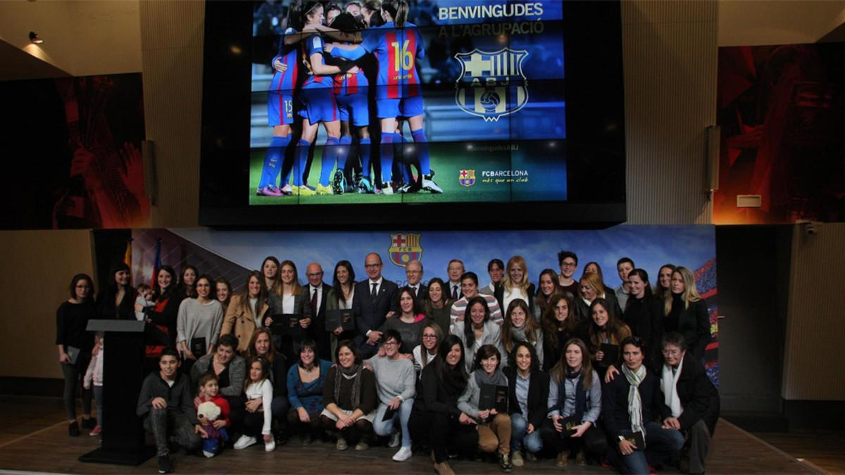 La foto de grupo con las nuevas socias de la Agrupación Barça Jugadores
