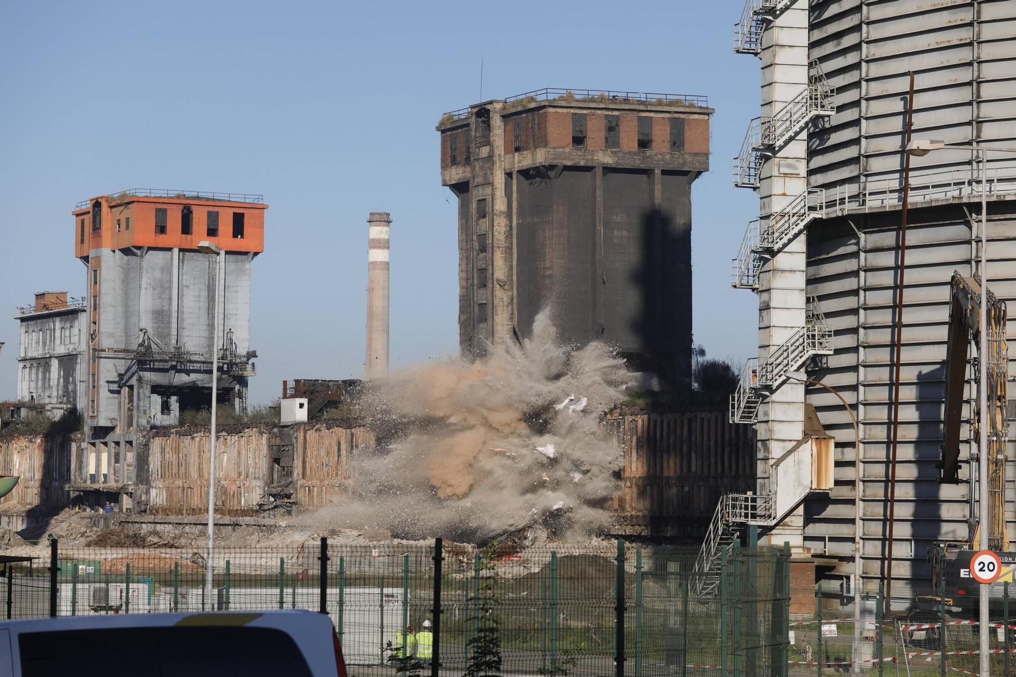 EN IMÁGENES: Así fue la demolición de la torre de carbón de las antiguas Baterías de Avilés