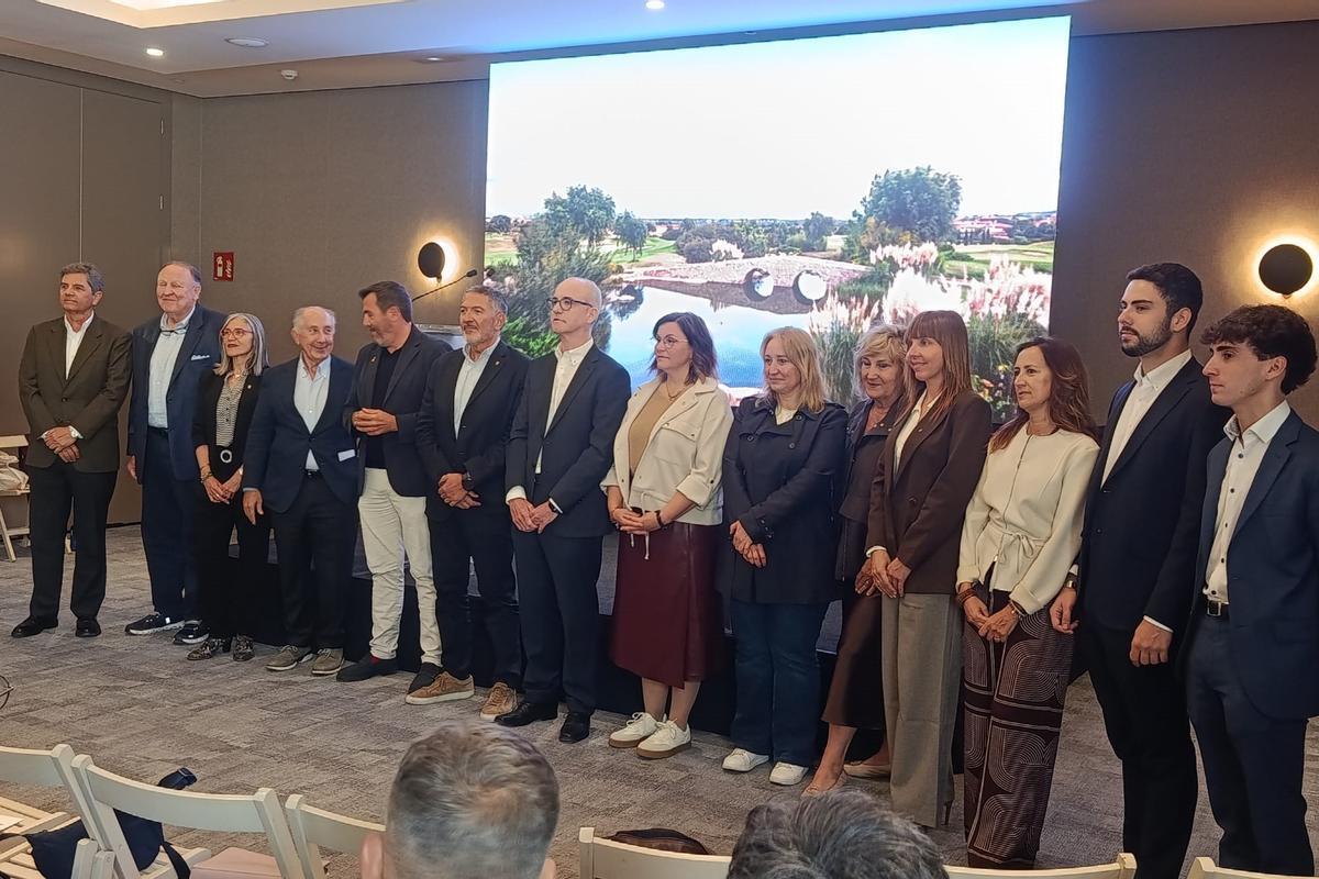 Los empresarios, autoridades locales y el Conseller de Territori, posan en la presentación del nuevo proyecto de Golf Bonmont
