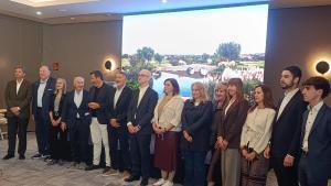 Los empresarios, autoridades locales y el Conseller de Territori, posan en la presentación del nuevo proyecto de Golf Bonmont