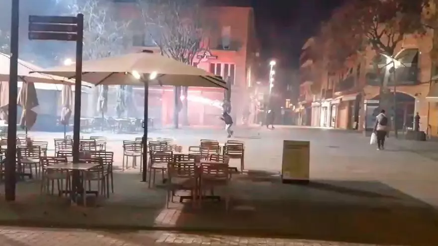 "Guerra" de bengales i coets entre joves al centre de Palafrugell