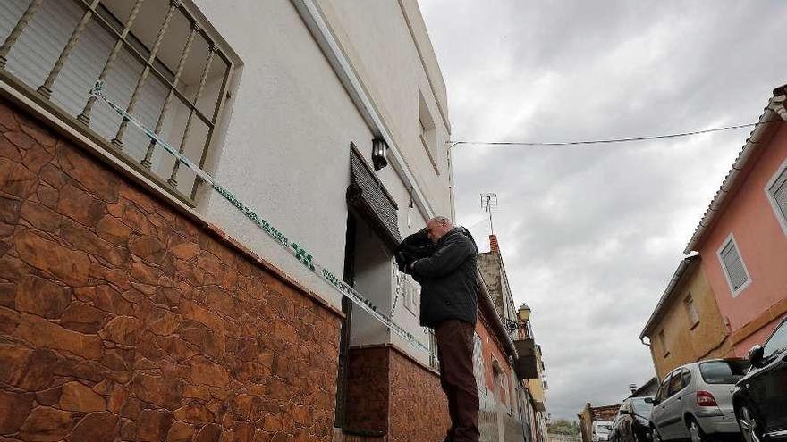 La casa del detenido, en la localidad de Manuel (Valencia); en el recuadro, Marta Calvo. // Efe