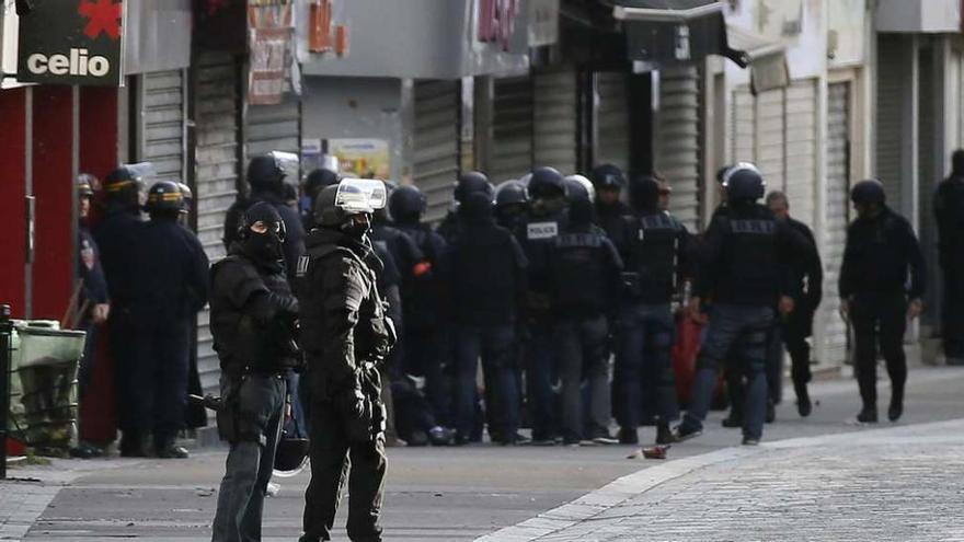 La Policía detiene a un sospechoso durante una operación en Saint-Denis, cerca de París.  // Ian Langsdon