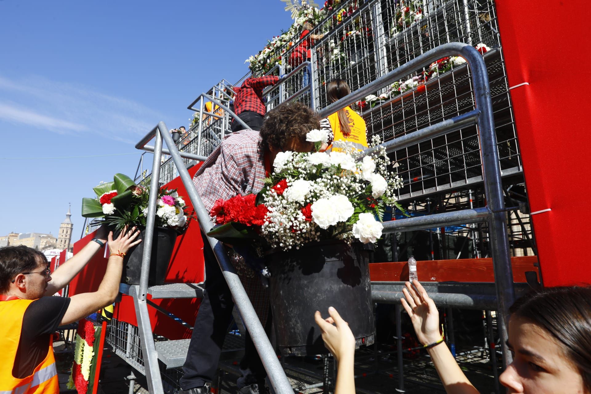 En imágenes | La Ofrenda de Flores a la Virgen del Pilar 2023 en Zaragoza (I)