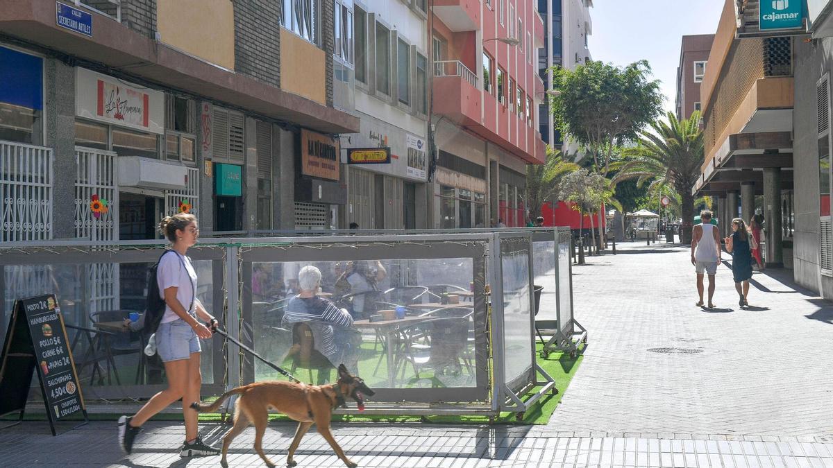 Terrazas en la calle Secretario Artiles.