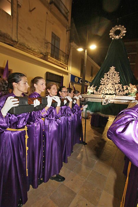 Raquel Alario ejerce de porteadora en la Semana Santa de Gandia