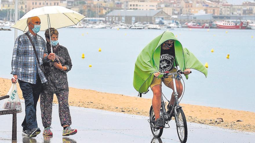 Les pluges de la nit s&#039;acarnissen al litoral i obliguen a rescatar un home