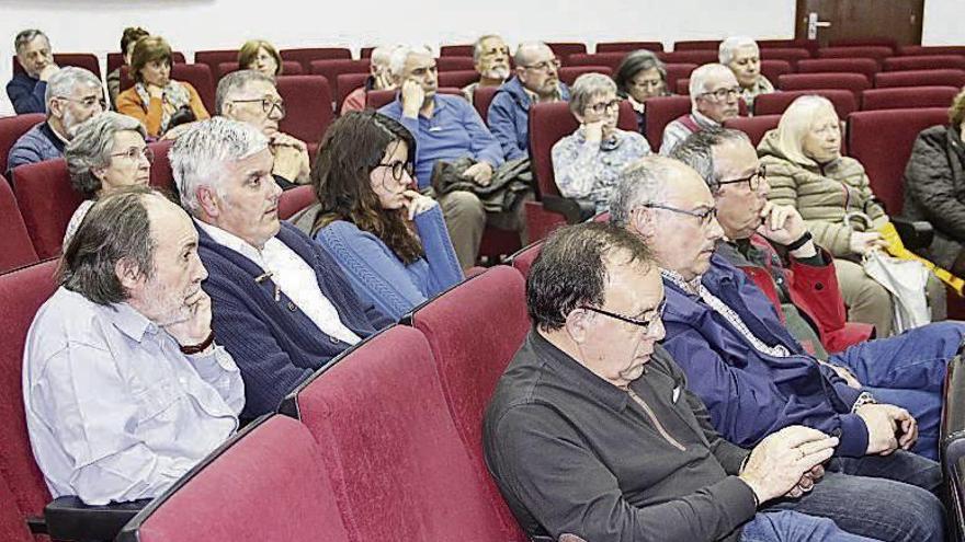 Asistentes a la asamblea del Ateneo celebra en la Biblioteca. // S.A.