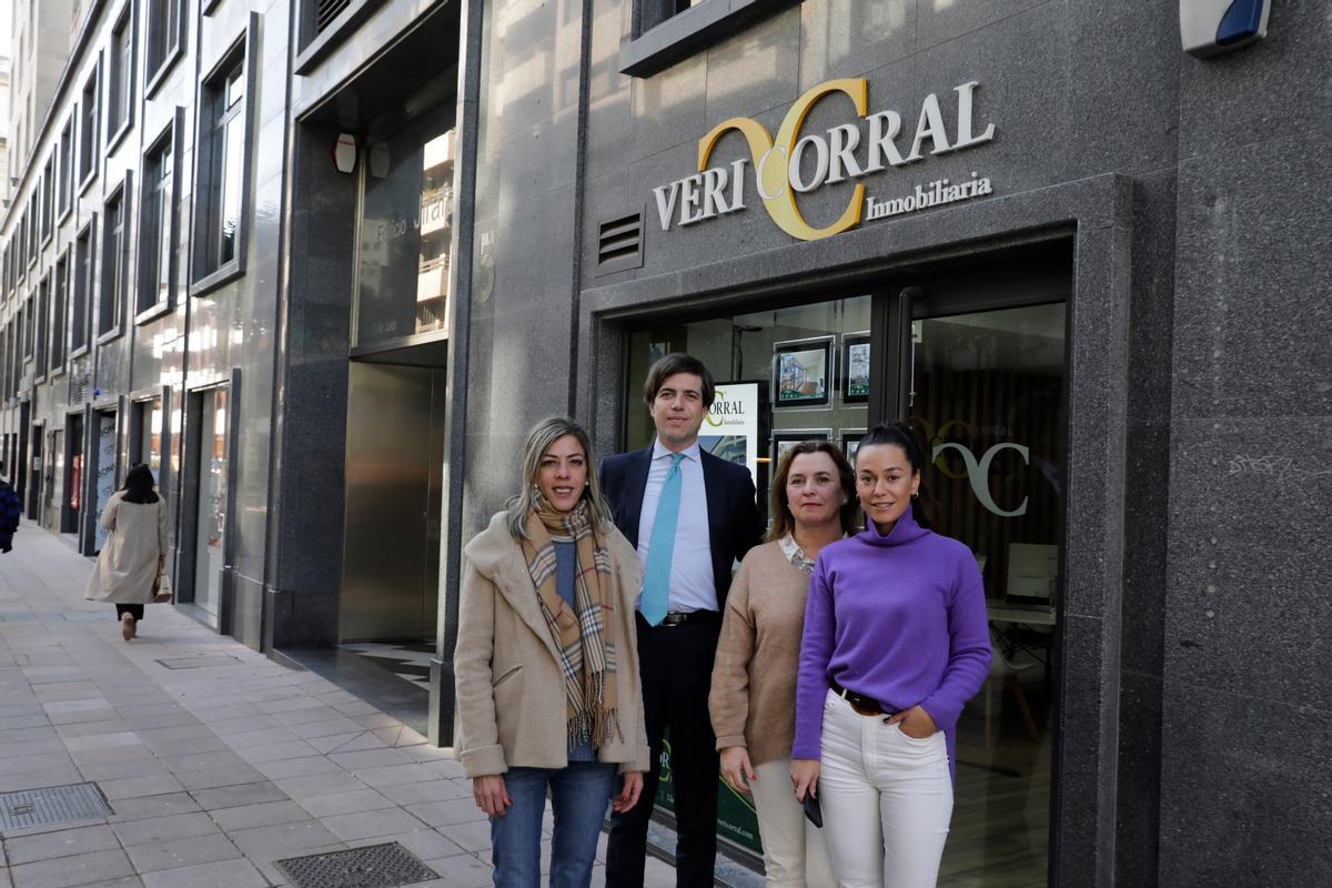 Empleados de una inmobiliaria en Pepa Ojanguren