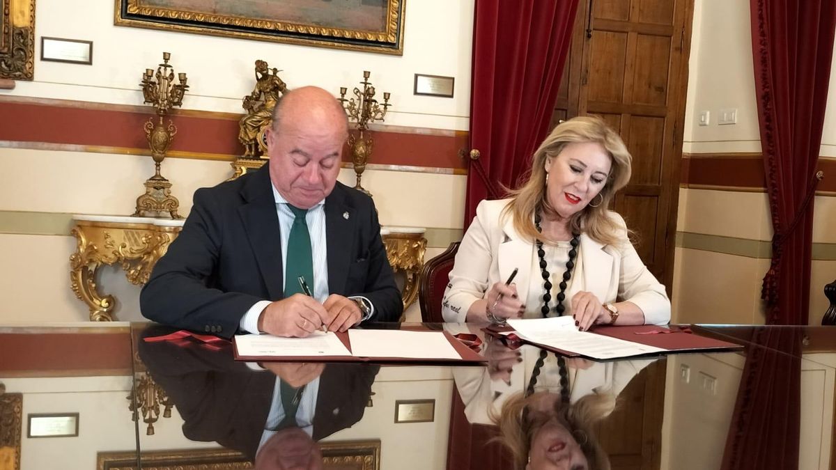 El alcalde de Antequera, Manuel Barón, y la consejera de Economía y Hacienda, Carolina España, firman el acuerdo.