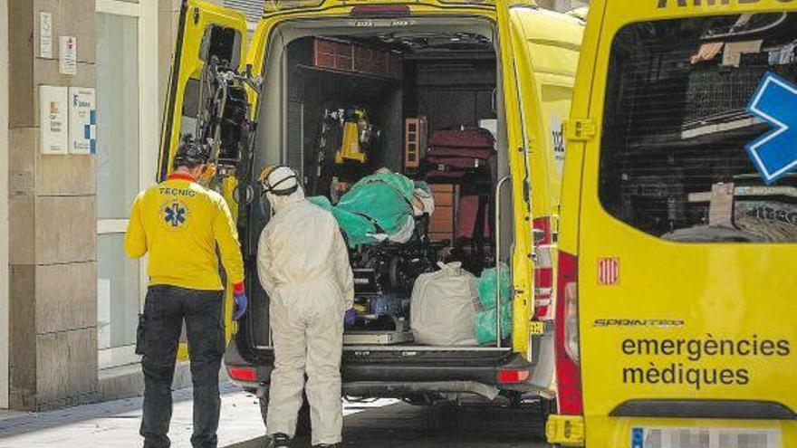 Dos sanitarios, trasladando a un paciente de coronavirus en Barcelona.