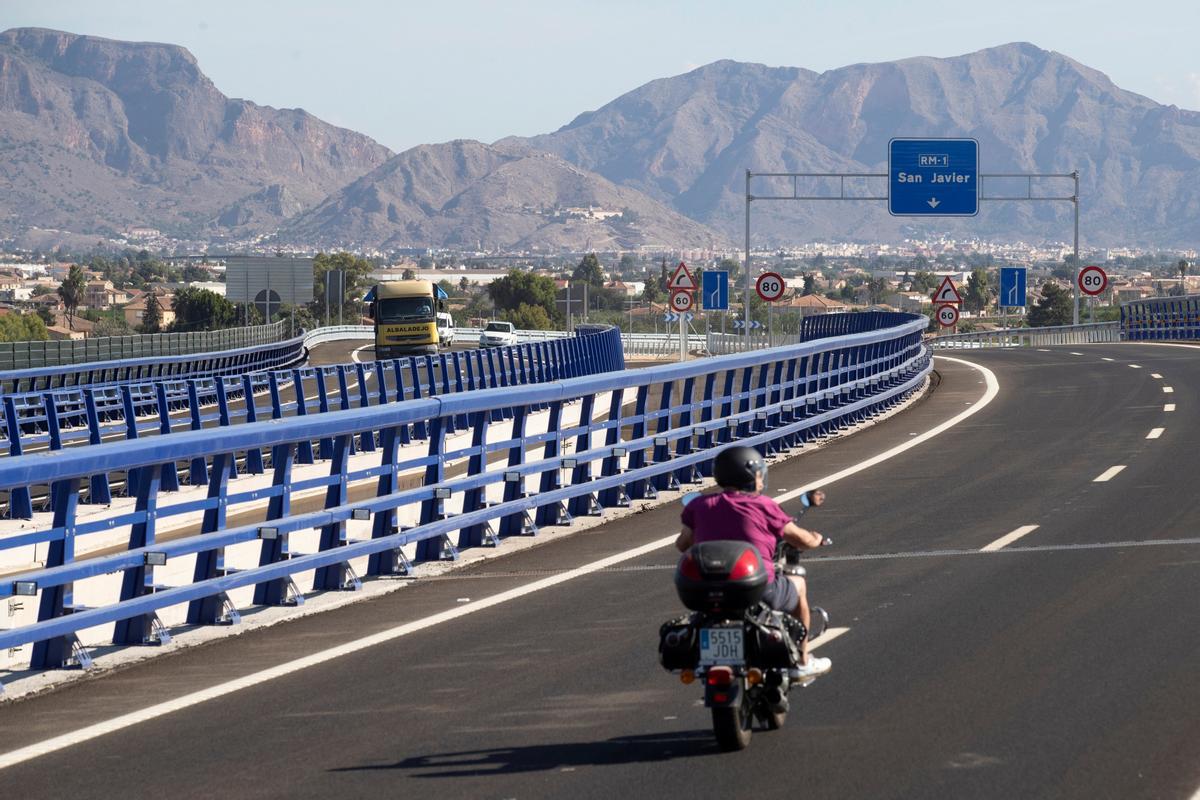 La nueva ley de tráfico mantiene el margen de 20 km/h para adelantar.