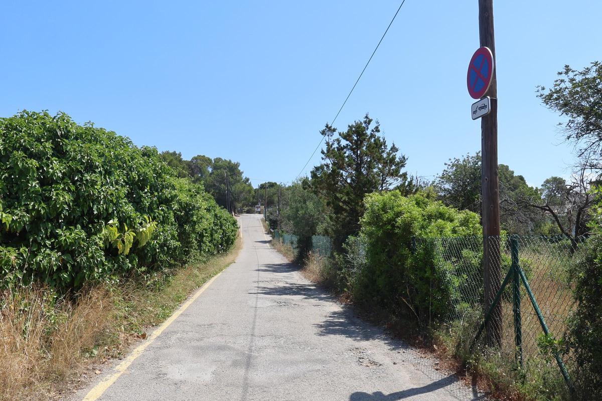Todas las imágenes de la playa de Aigües Blanques, cerrada por peligro de desrrumbamiento