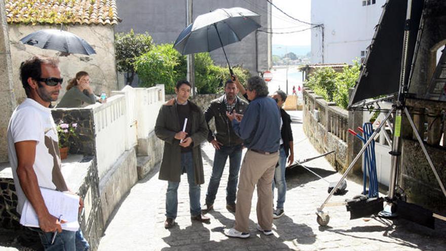 Gerardo Herrero da instrucciones a Carmelo Gómez y Antonio Garrido durante el rodaje en Panxón. // FdV