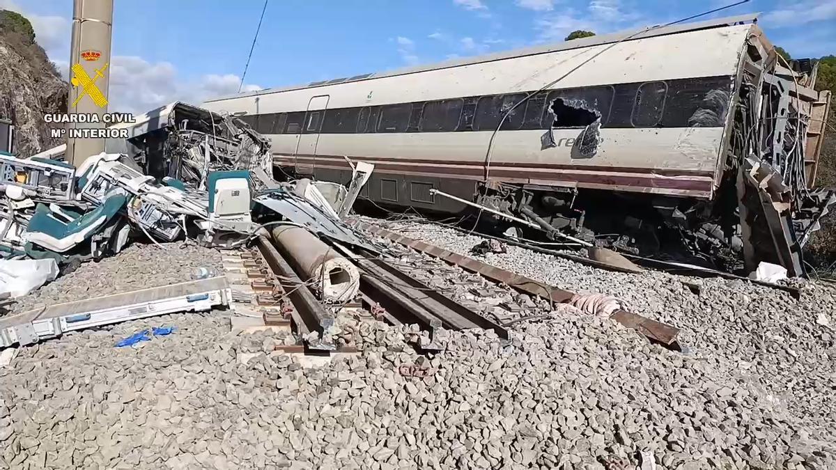 Labores de supervisión de desescombro de los trenes accidentados en Adamuz.