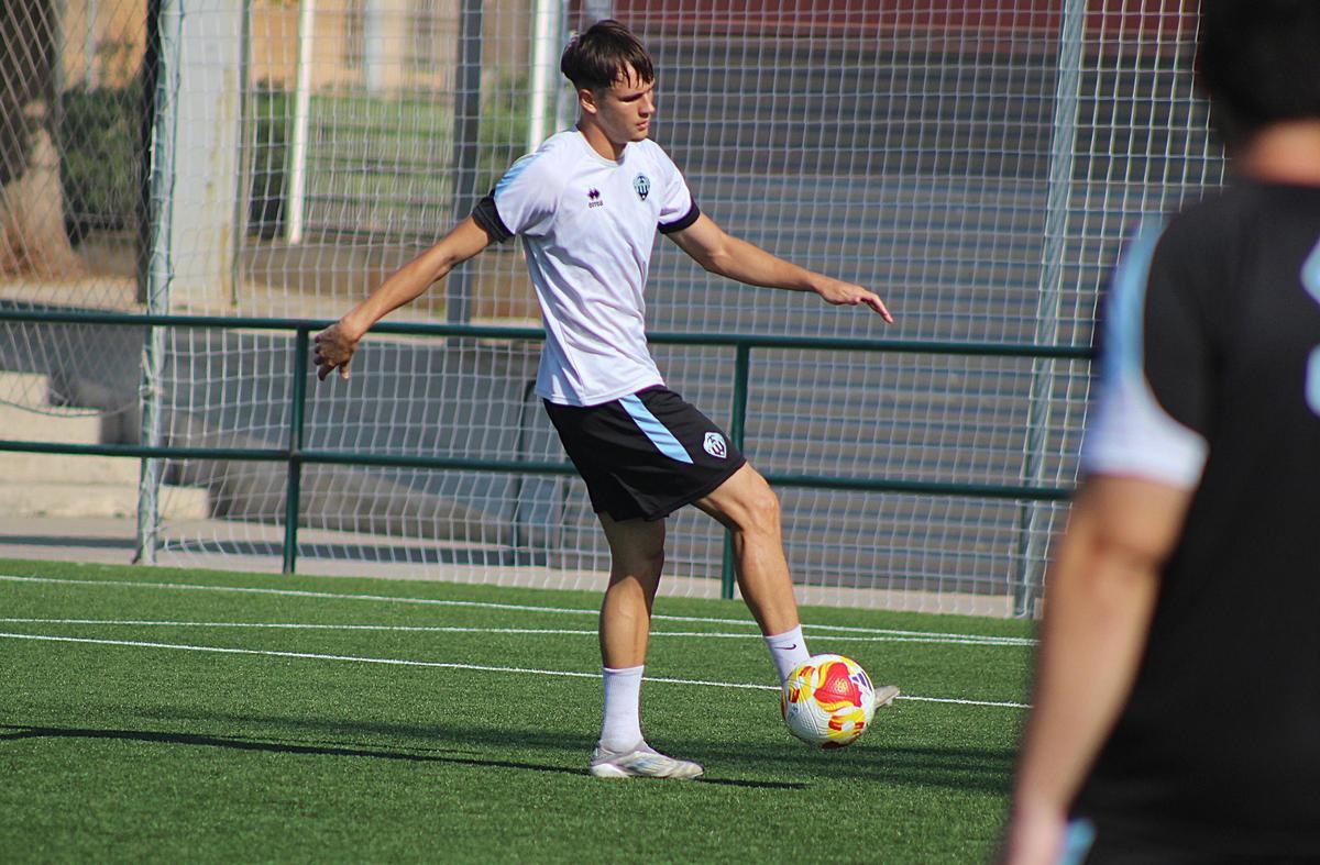 Isi Angulo, jugador rápido que suele jugar de extremo zurdo en el CD Castellón B.