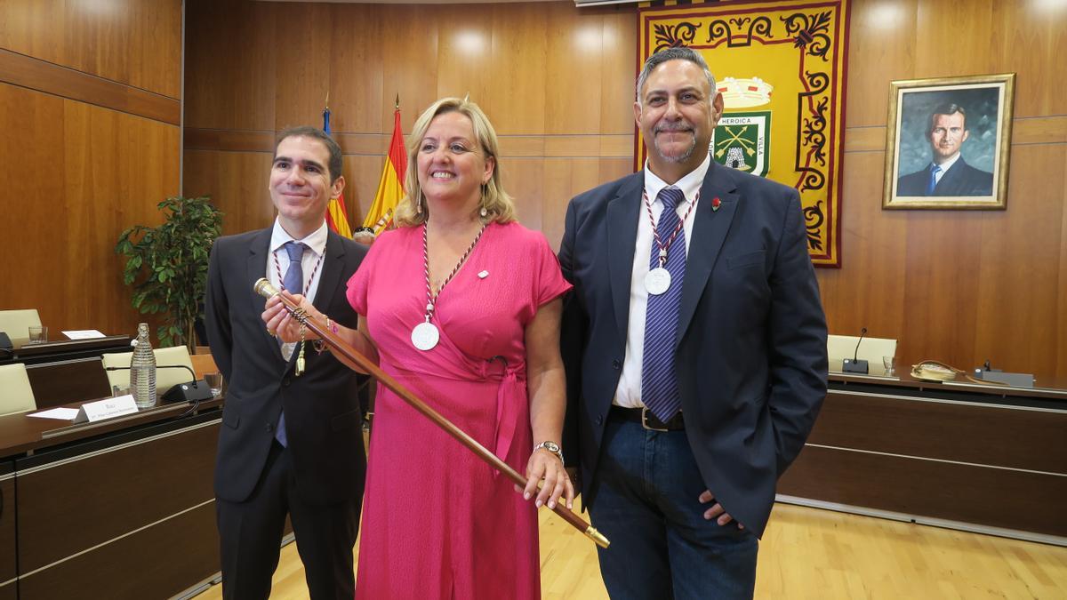 Sala tras ser investida alcaldesa de Calp con Perles (Compromís) y Sendra (PSOE).