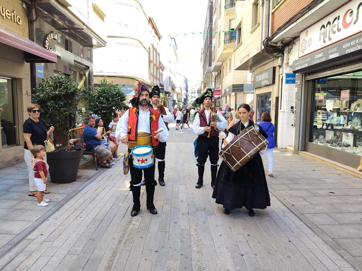 Un dos grupos folclóricos desfilando este sábado polas rúas de Ribeira.