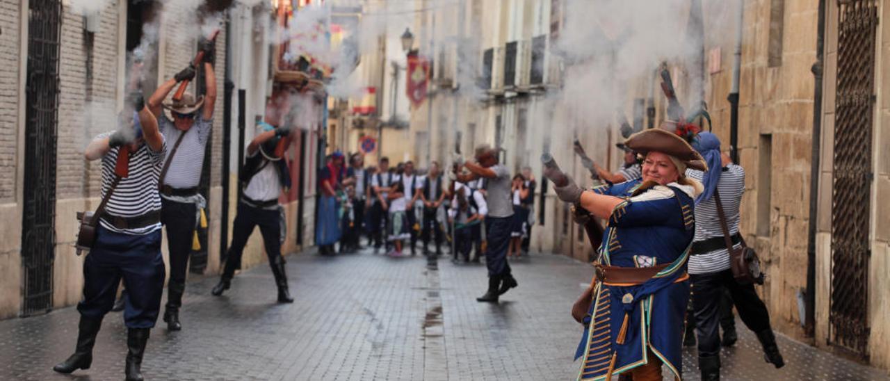 Los festeros de Castalla realizan cinco actos de arcabucería.