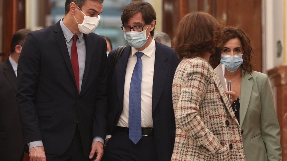 El presidente del Gobierno, Pedro Sánchez, con la vicepresidenta primera, Carmen Calvo, y el ministro de Sanidad, Salvador Illa, este 28 de octubre a su llegada al pleno del Congreso.