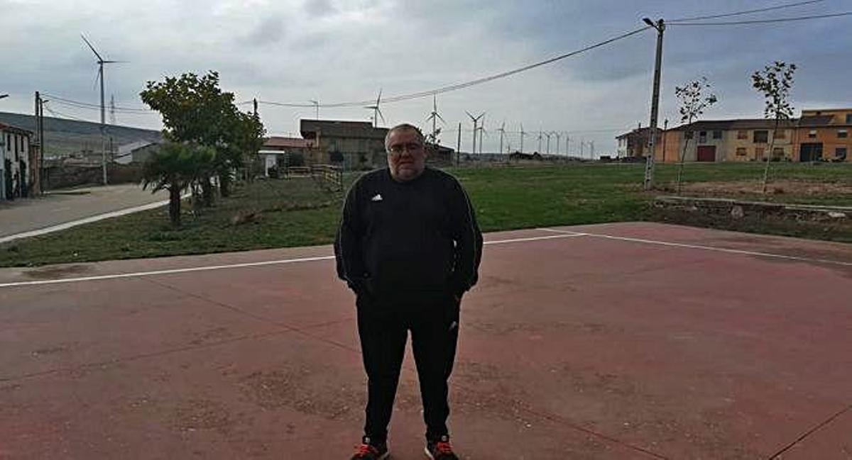 El alcalde de Santa Eufemia con el parque eólico El Hierro al fondo.