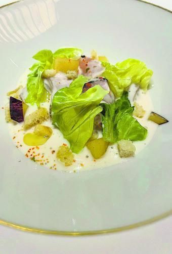 Ensalada templada de pez limón a la brasa con guisante sugar y ciruelas