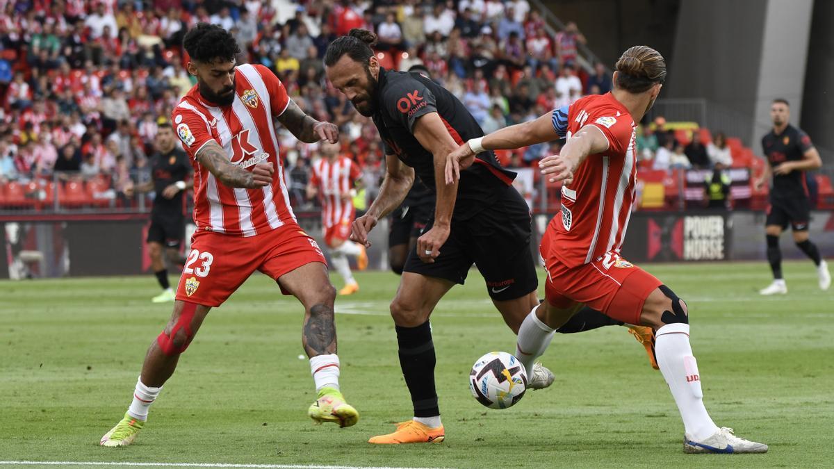 Muriqi intenta superar a dos defensas en el partido ante el Almería.