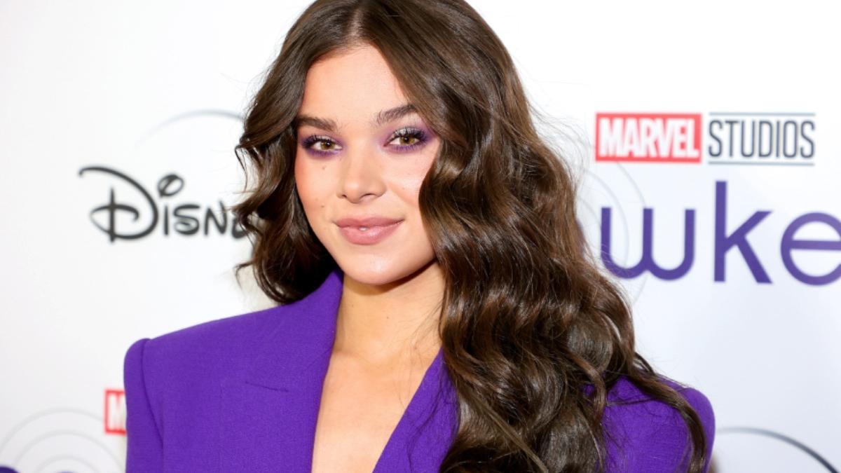 Hailee Steinfeld, de David Koma para el estreno de 'Ojo de halcón'