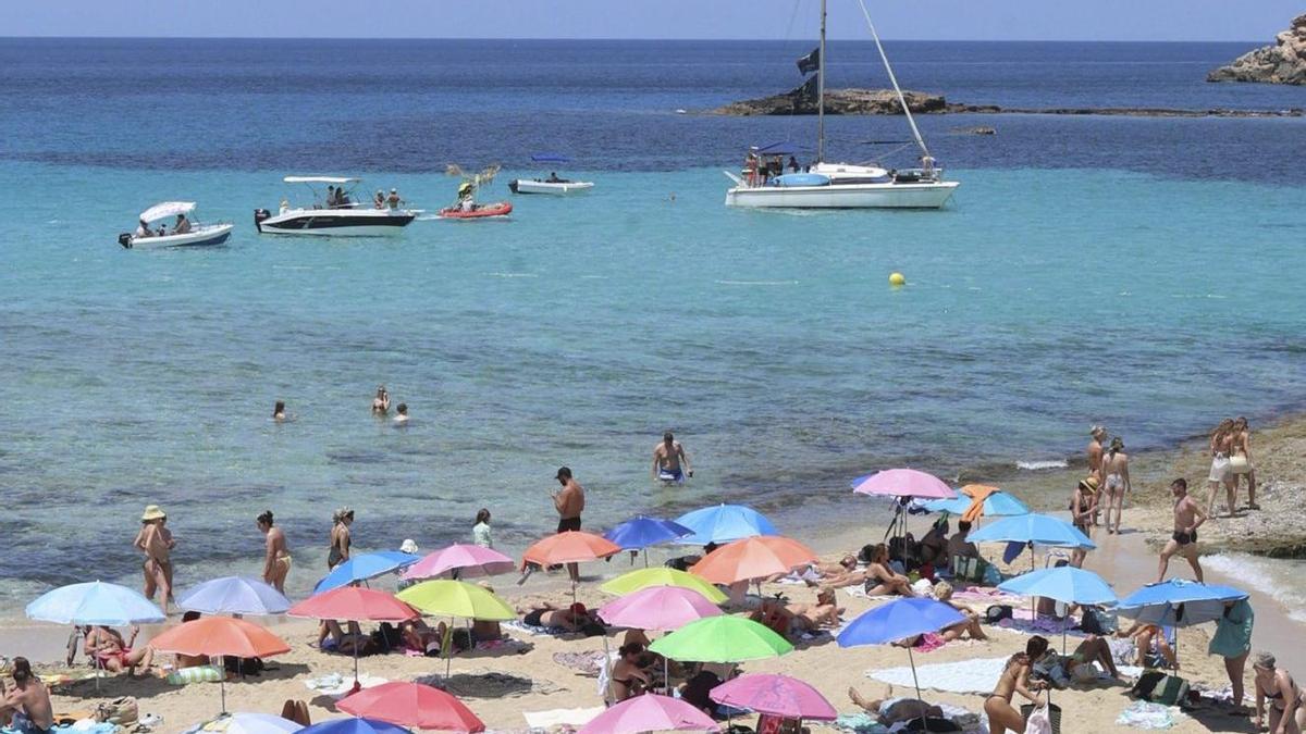 Turistas, el verano pasado, en Platges de Comte.