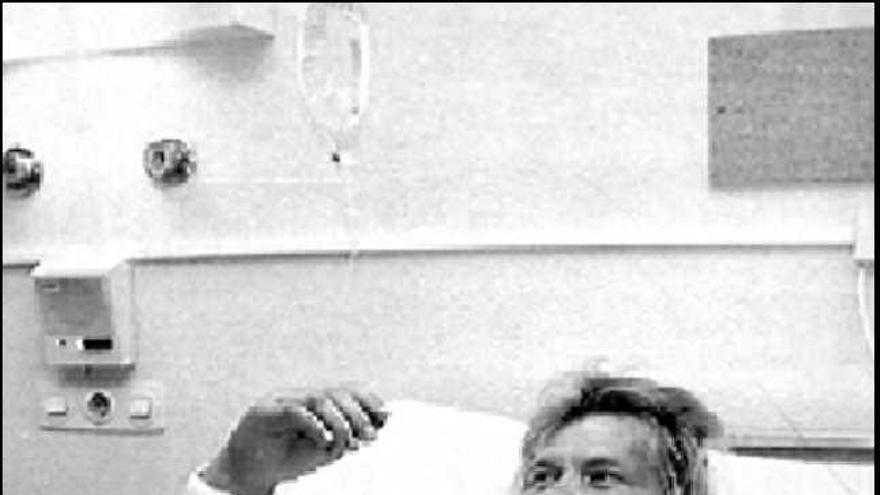 víctima Werner W., en una cama del hospital, en noviembre de 1995.
