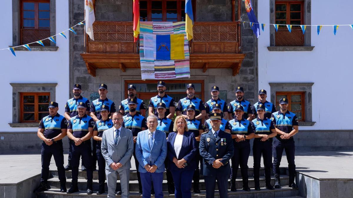 Los 18 nuevos policías del municipio de San Bartolomé de Tirajana que han tomado posesión junto al concejal de Seguridad, José Carlos Álamo; el alcalde, Marco Aurelio Pérez; la concejala de Presidencia y Recursos Humanos, Elena Álamo y el comisario de la Policía Local, Isidro Armas.
