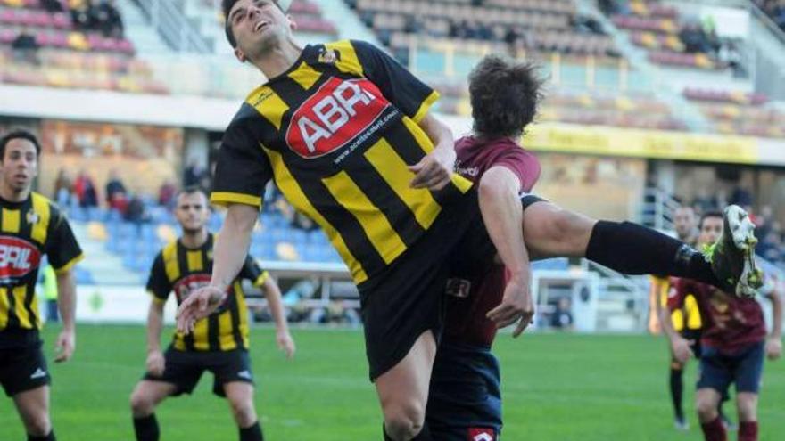 Marcos, del Rápido de Bouzas, intenta despejar un balón, ayer en Pasarón. // Gustavo Santos