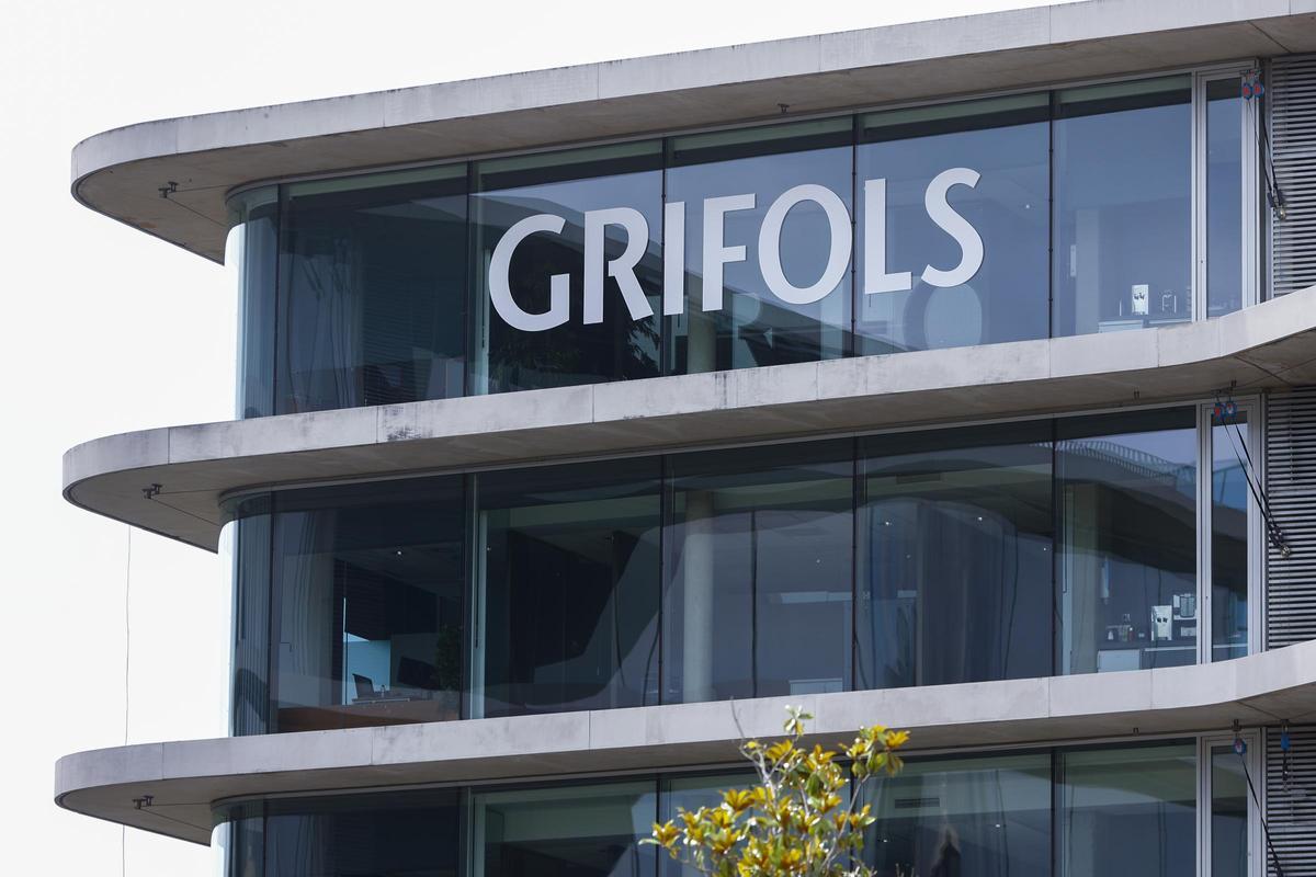 Grifols gana 60 millones hasta marzo, el triple que en 2024, y eleva sus ingresos un 9,8 %